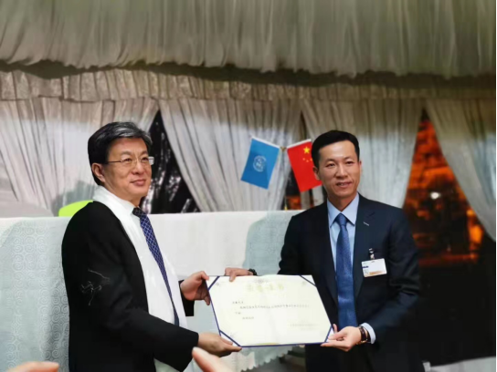 中国人民对外友好协会李希奎秘书长(左)为宋巍(右)颁发证书